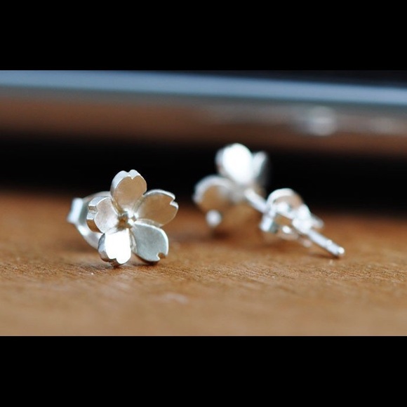 Flower Stud Earrings - Picture 2 of 4